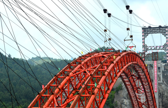 恩黔高速公路龙桥特大桥顺利合龙