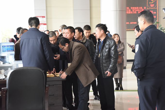 有序排队登记准备进入庭审现场.jpg