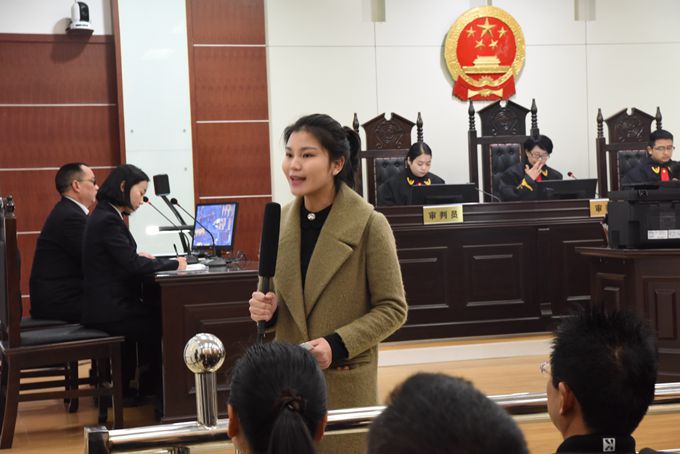 主持人深情直播.jpg